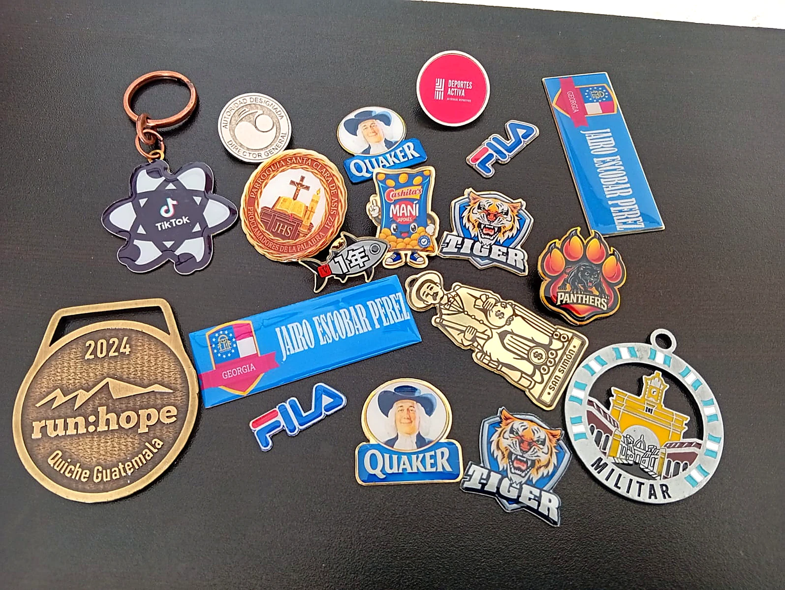 Colección de pines, medallas, gafetes y llaveros personalizados de PinBoton