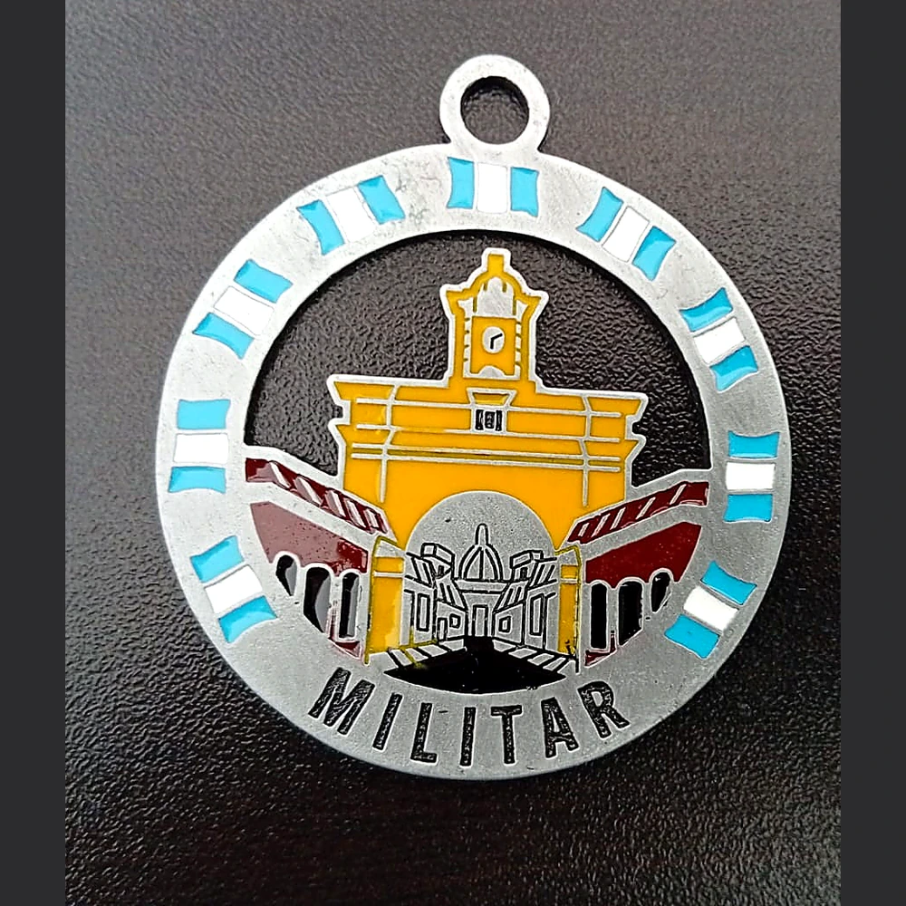 Medalla con diseño de edificio y palabra Militar